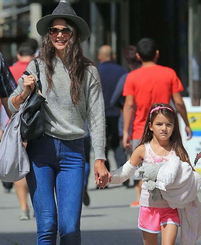 Nu iese din trend nici in plina iarna. Cum a imbracat-o Katie Holmes pe fiica lui Tom Cruise cand afara au fost sub 0 grade Celsius