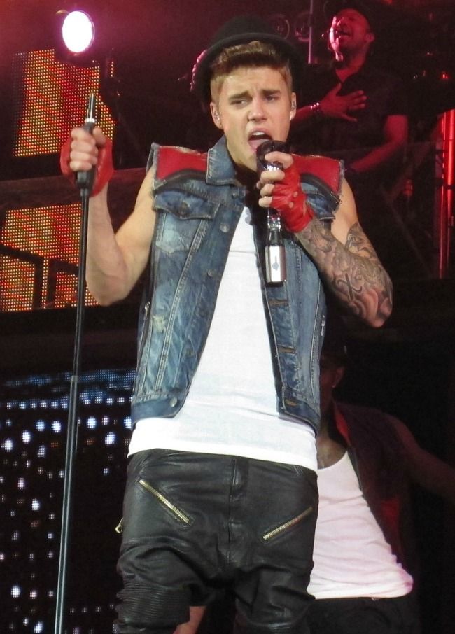 A iesit din inchisoare si a mers sa se spele de pacate. Unde si cu cine a fost surprins Justin Bieber