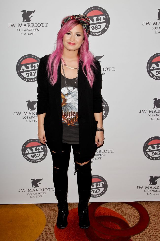 S-a vopsit de atatea ori, incat fanii au uitat care e culoarea naturala a parului. Transformarile de look pe care si le-a facut Demi Lovato in ultimii doi ani