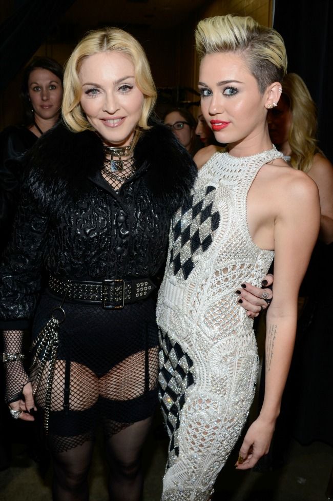 Cu Britney Spears s-a sarutat, pe Miley Cyrus a copiat-o. Ce gest neasteptat a facut Madonna in timpul unei prestatii live alaturi de tanara artista
