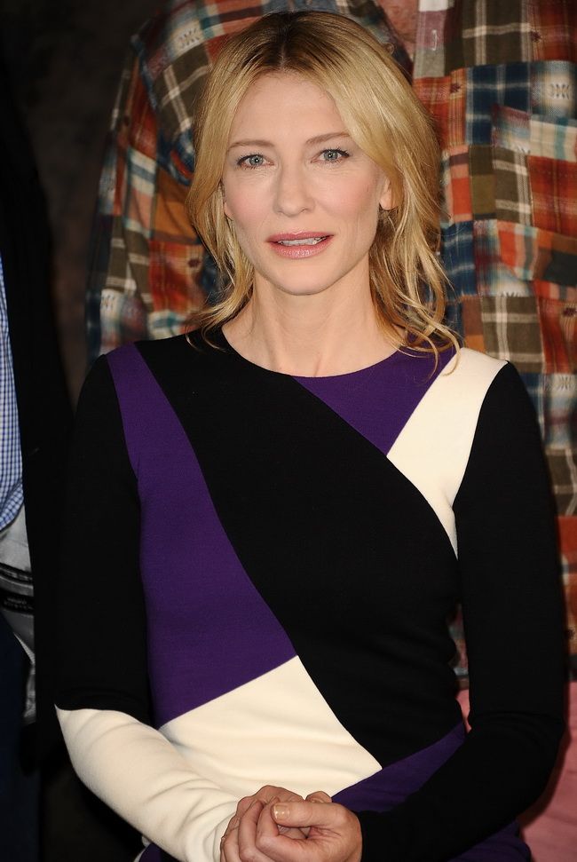 Decolteu indraznet, spate gol si paiete din cap pana in picioare. Cate Blanchett, o aparitie surprinzatoare pe covorul rosu