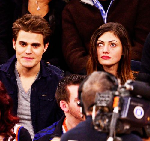 Dovada de necontestat ca formeaza un cuplu. Cum au fost surprinsi Paul Wesley si Phoebe Tonkin din The Vampire Diaries