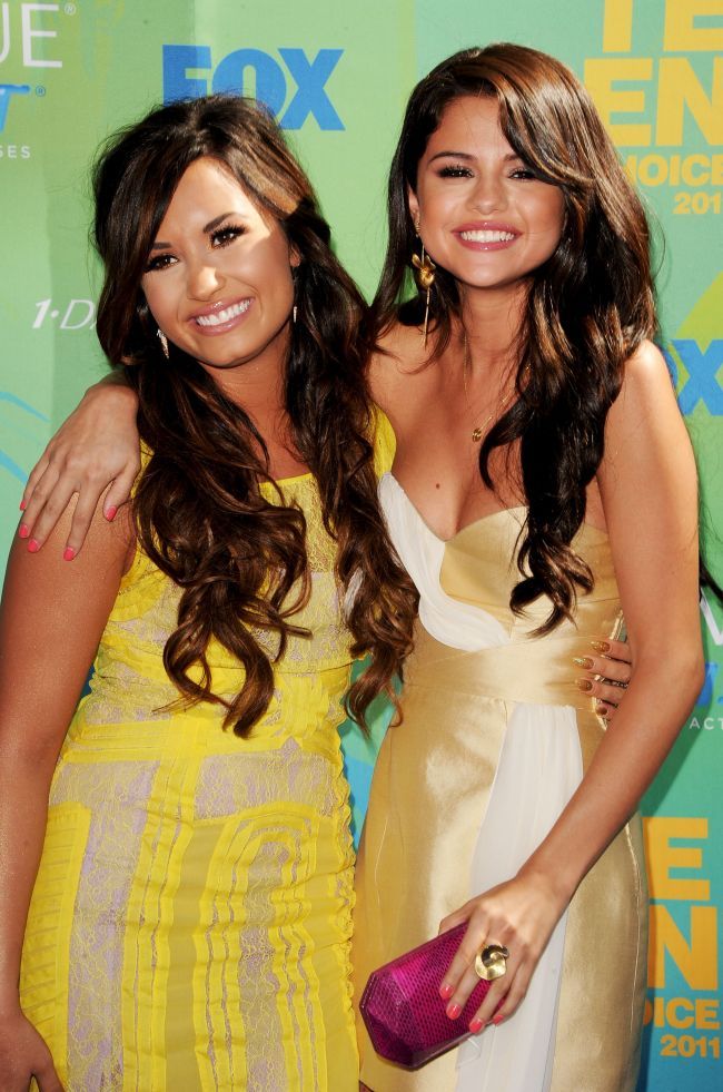 Acum au 21 de ani si sunt cele mai bune prietene de 14 ani. Cum aratau cand s-au cunoscut pentru prima data Selena Gomez si Demi Lovato&nbsp;