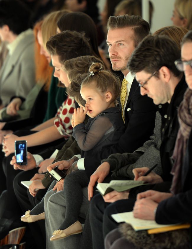 Harper, copia fidela a parintilor ei celebri. Cat de frumoasa e mezina familiei Beckham de cand a inceput sa creasca