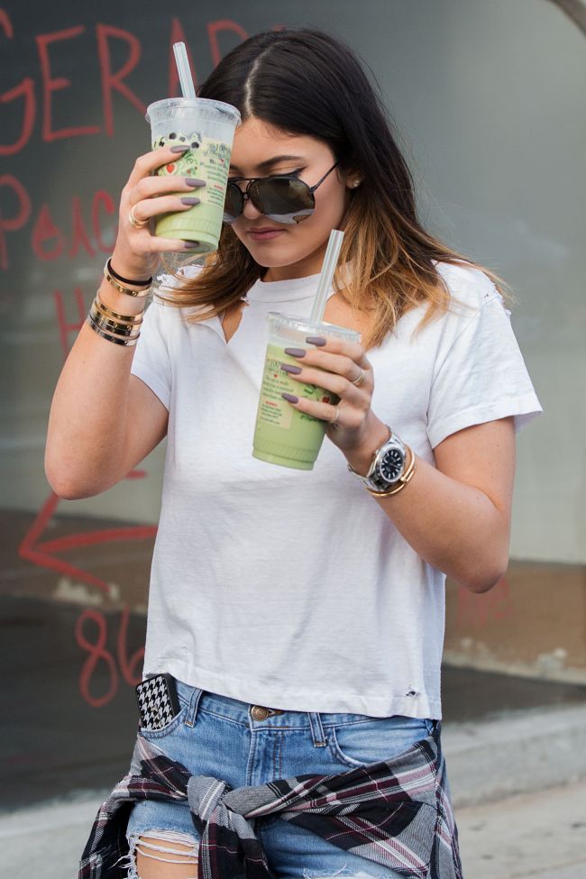 Kylie Jenner duce trendul blugilor rupti la un nou nivel. Cu ce tinuta a sucit capetele mezina clanului Kardashian