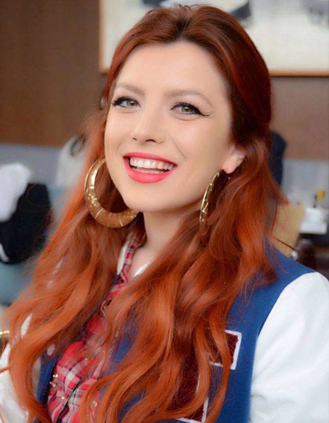Inainte sa fie blonda sau roscata, Elena Gheorghe a fost...bruneta. Cum arata vedeta la 18 ani
