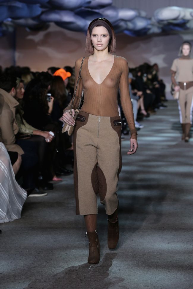 Kendall Jenner, fara sutien si intr-o bluza transparenta la o prezentare de moda. Cum arata cu adevarat bustul cele mai zvelte membre a familiei Kardashian