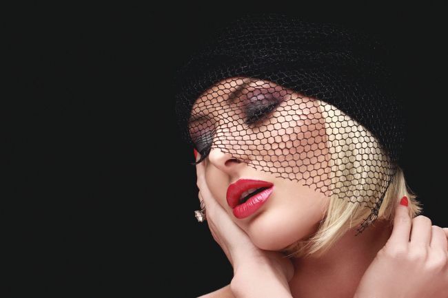 Adela Popescu vs Delia. Cui ii sta mai bine cu cel mai cool accesoriu al momentului