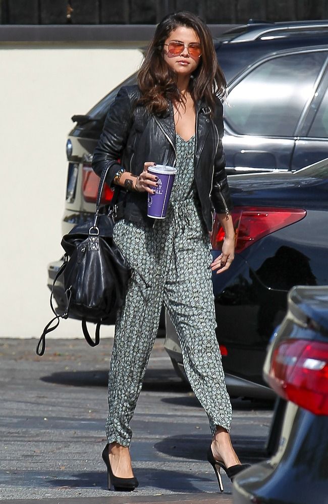 Selena Gomez, pe niste tocuri ametitor de inalte. Cu ce pereche de pantofi a facut senzatie artista