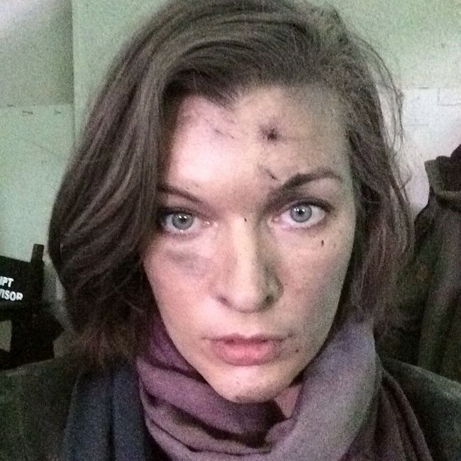 Murdara de noroi pe fata si invinetita. Milla Jovovich, imposibil de recunoscut