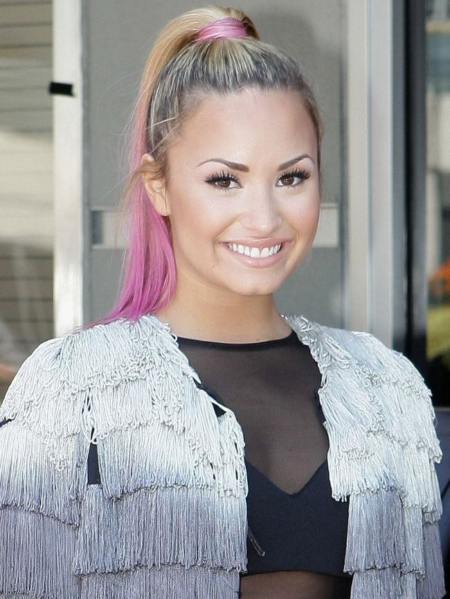 Demi Lovato nu mai arata asa. Vezi ce schimbare de look a adoptat cantareata &nbsp;