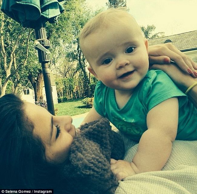 Selena Gomez, alaturi de sora ei in varsta de doar noua luni. Imaginea a emotionat pe toata lumea