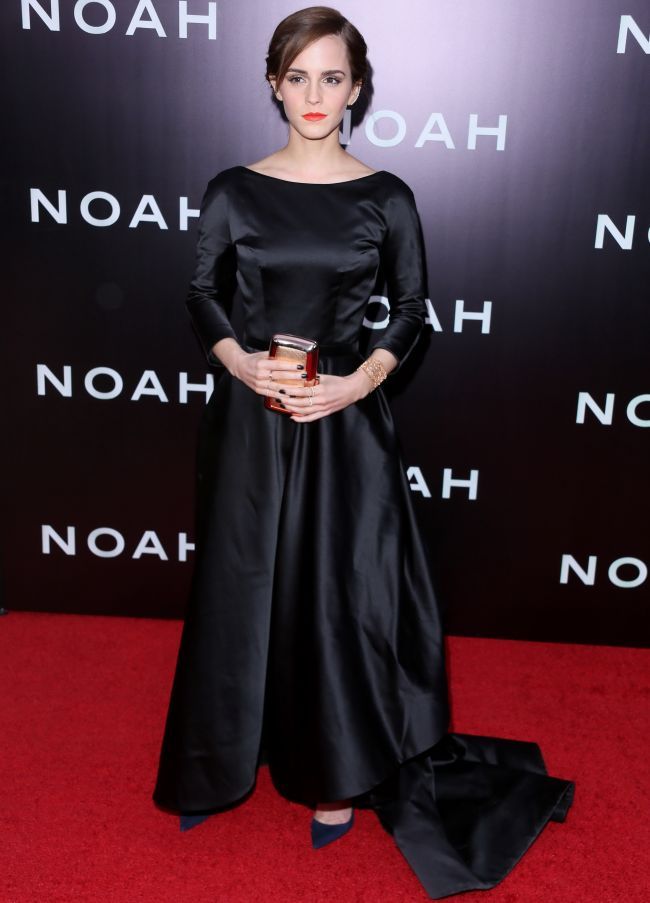 Din fata, parea cea mai plictisitoare rochie. Cand s-a intors cu spatele insa, fanii au avut parte de o adevarata surpriza. Cum s-a imbracat Emma Watson