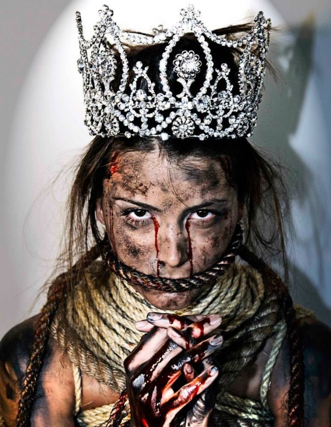 Insangerata si cu vanatai. Drama prin care trece Miss Universe 2009, cea mai frumoasa femeie din lume: FOTO