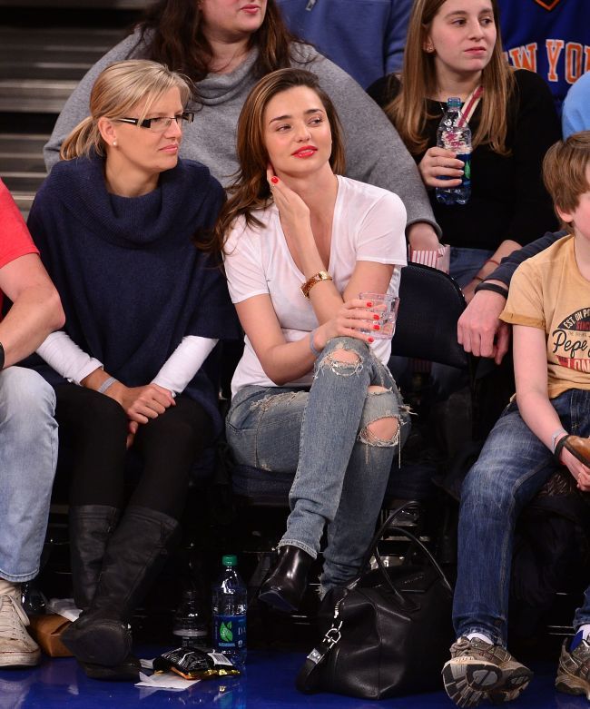 Lady Gaga si Rita Ora au stabilit un nou trend vestimentar. Cui ii sta mai bine intr-o pereche de blugi taiati?