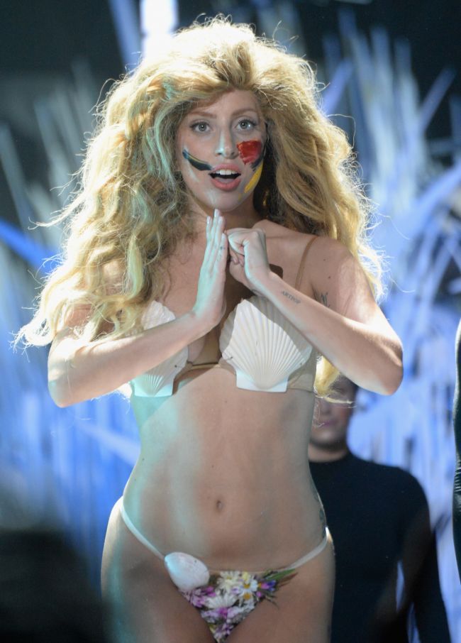 Urs polar? Ciobanesc german? Un om de zapada mutant? Lady Gaga, aparitie bizara pe strazile din New York City