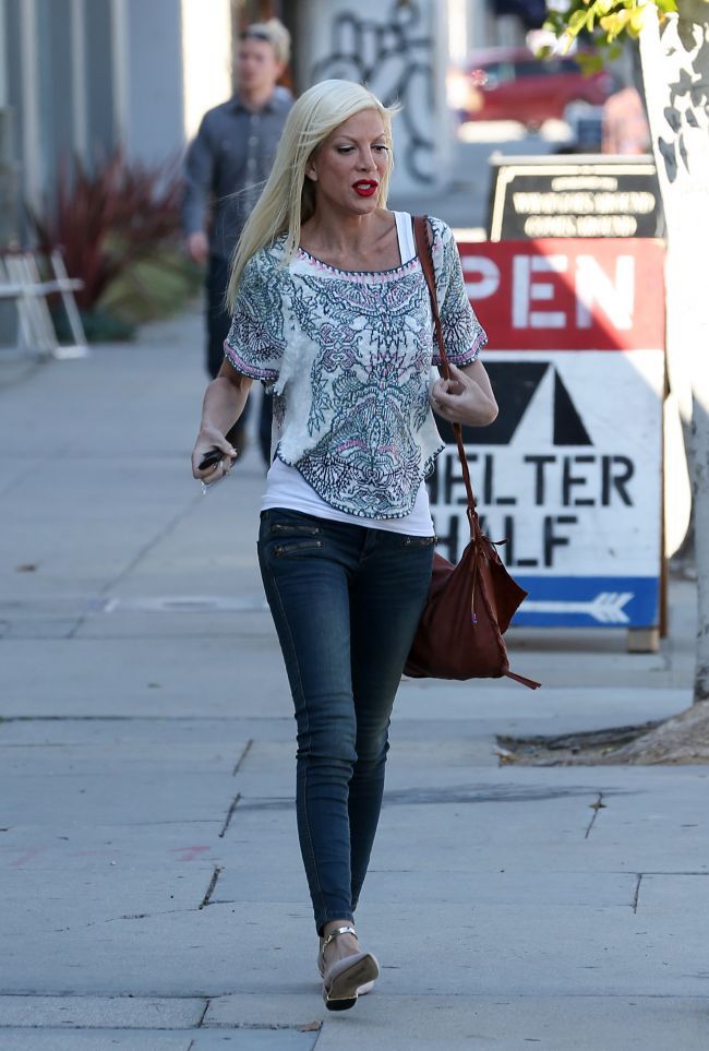 In anii 90 era printre cele mai iubite actrite, acum sta cu chirie si traieste de pe o zi pe alta. Tori Spelling ar fi ajuns la spital din cauza anorexiei