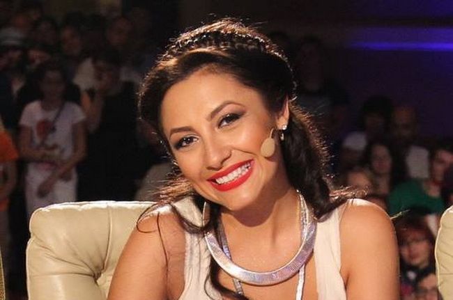 Andra, o aparitie colorata si seducatoare la un eveniment monden. Cu ce rochie scurta si decoltata a atras atentia tuturor