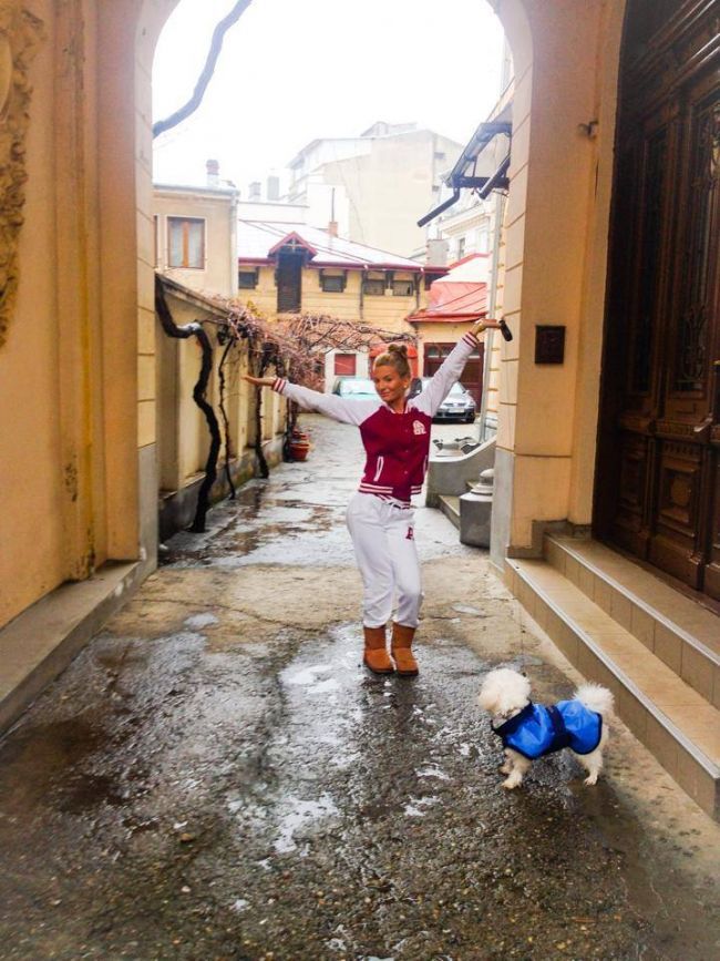 Blonda sexy din showbiz-ul autohton, care face sala cot la cot cu baietii. Cine este si cum arata abdomenul ei cu patratele