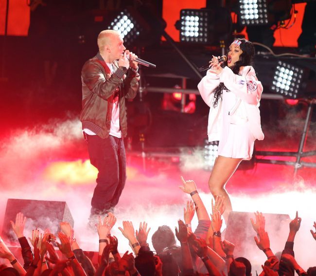Imbracata intru-un halat alb din satin. Vezi pentru ce tinuta excentrica a optat Rihanna pentru MTV Movie Awards