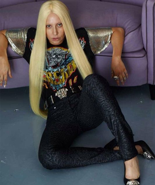 Diferenta ca de la cer la pamant. Niste poze nemodificate in Photoshop cu Lady Gaga au scapat pe internet. Adevarul despre cum arata