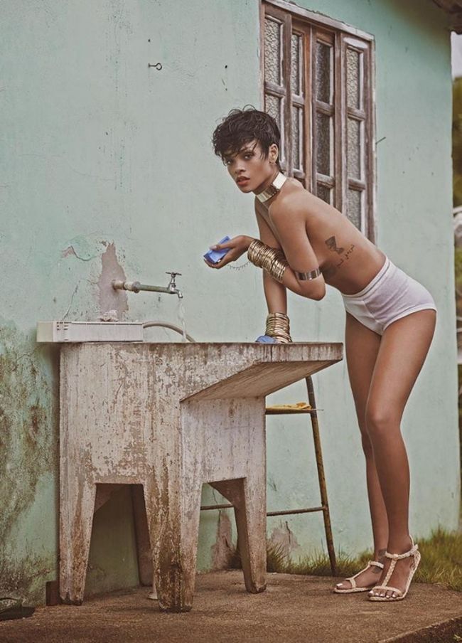 Cuvantul rusine nu face parte din vocabularul ei. Rihanna, topless, dezbracata de orice secret