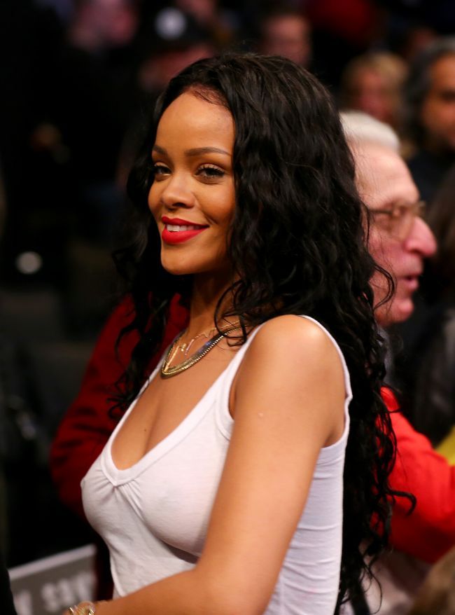 N-au avut nevoie de imaginatie ca sa-si dea seama ce ascunde sub haine. Rihanna, aparitie hot fara sutien, intr-un maiou alb ca neaua