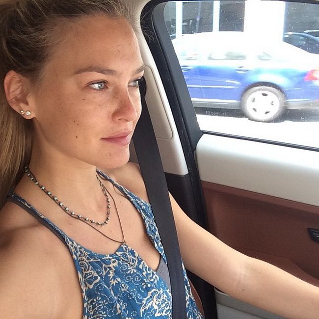 Bar Refaeli, impecabila fara pic de machiaj. Cum arata de fapt tenul unui celebru model israelian