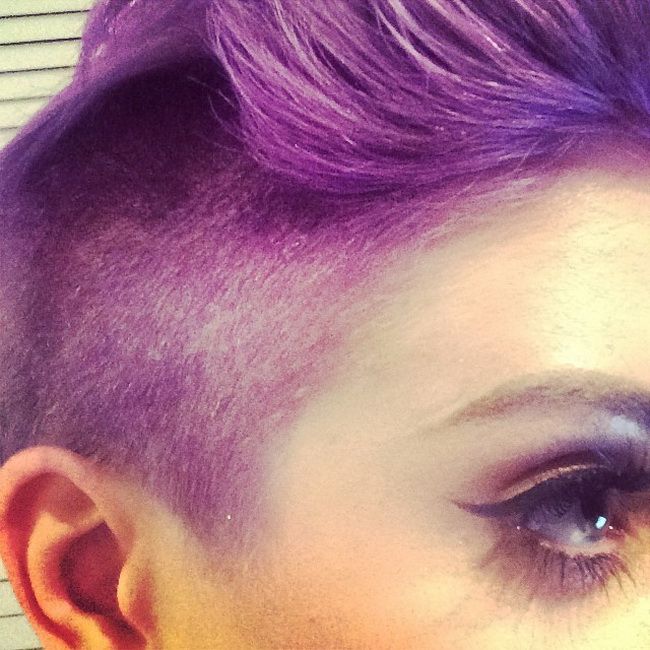 Schimbare radicala de look pentru Kelly Osbourne. Vedeta s-a ras partial in cap si si-a vopsit parul mov