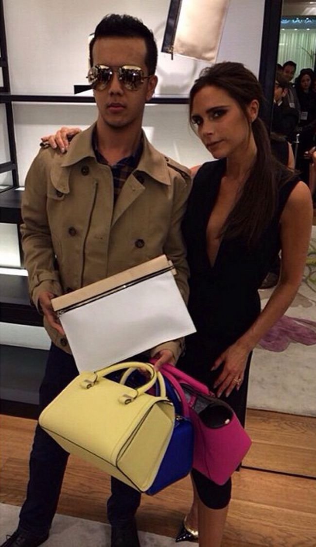 Victoria Beckham a revenit la negru. Cum arata rochia cu decolteu pana in talie, care a atras toate privirile