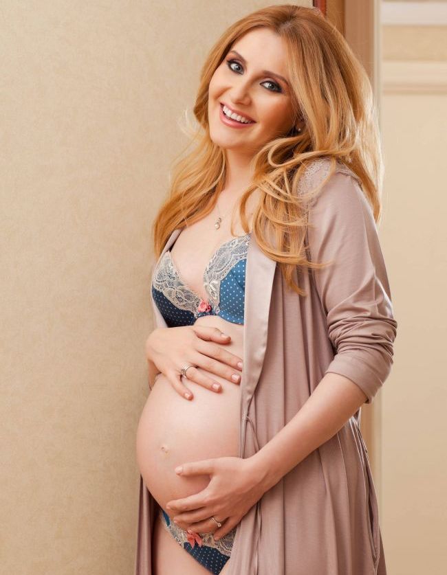 Primele imagini de la botezul Elenei Carolina, fiica Alinei Sorescu si a lui Alexandru Ciucu. Cat de frumosi au fost cei trei: FOTO