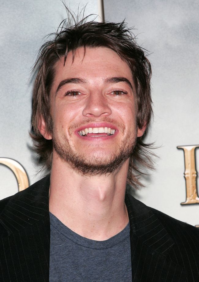 Il mai stii pe Ash, iubitul sirenei Emma din H2O: Just add water ? Cat e de schimbat actorul