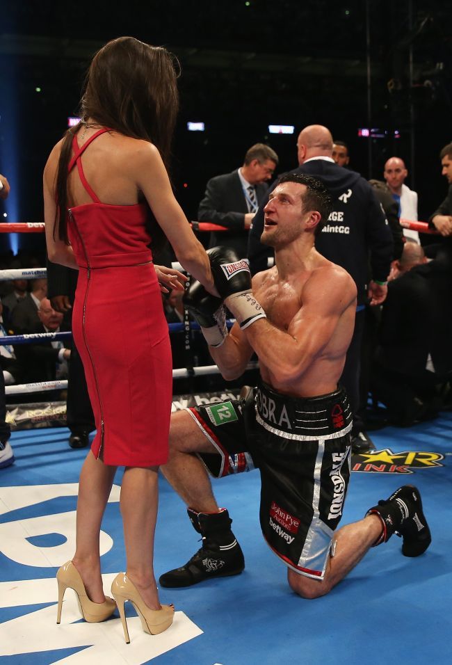 Cea mai romantica cerere in casatorie! Carl Froch i-a adresat marea intrebare iubitei lui in fata a 80.000 de oameni, dupa o victorie colosala