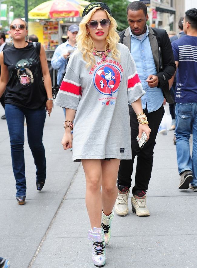 Singura si disponibila. Rita Ora si-a aratat bustul generos intr-o rochie super decupata, la prima aparitie de dupa despartire