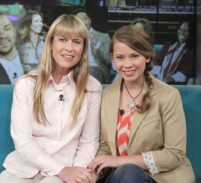 Ma bucur ca se comporta ca o adolescenta de 15 ani . Vezi cat de frumoasa este Bindi Irwin, fiica Vanatorului de Crocodili