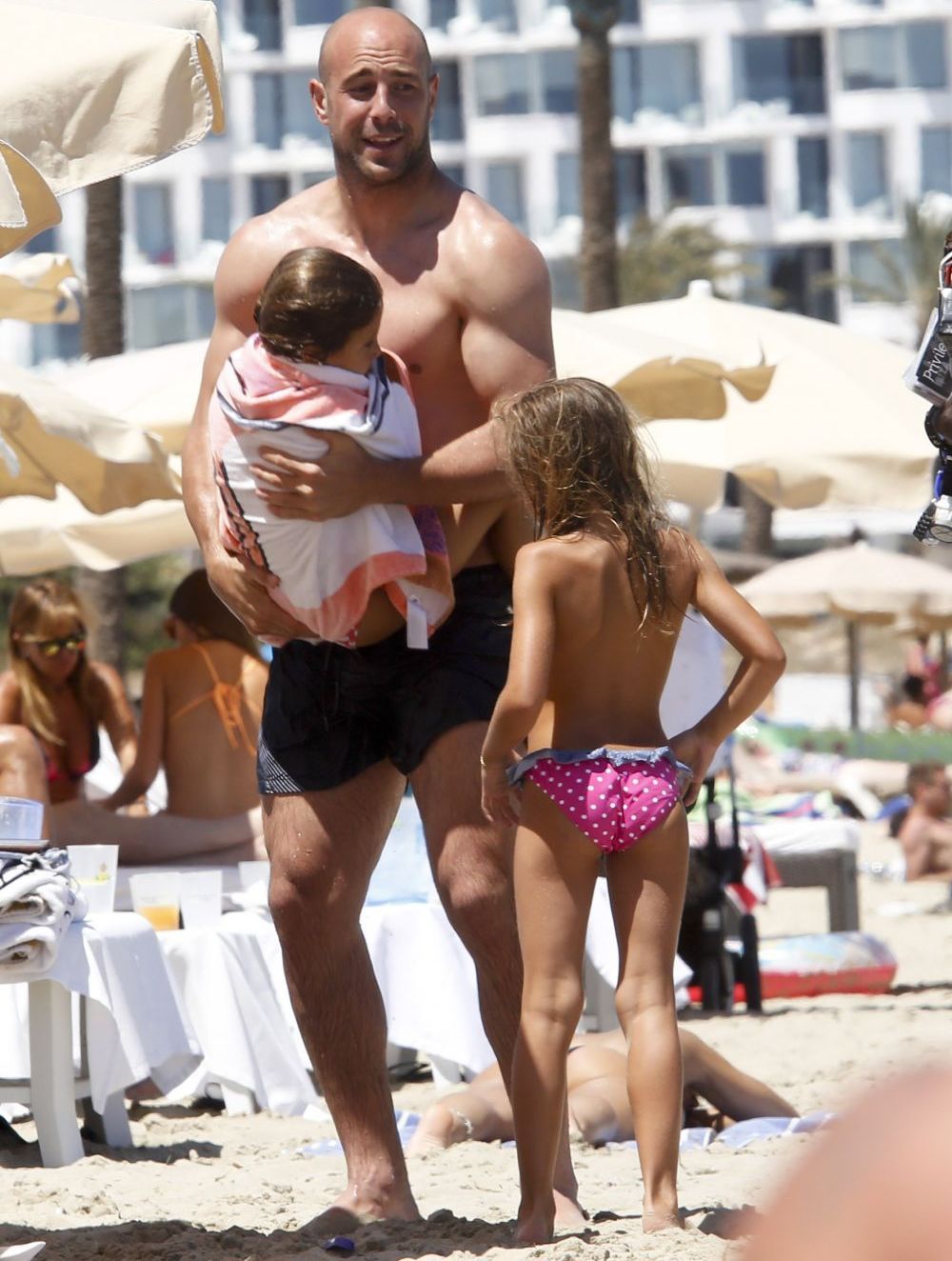 Sotia care a atras toate privirile la plaja. Cum arata sotia lui Pepe Reina