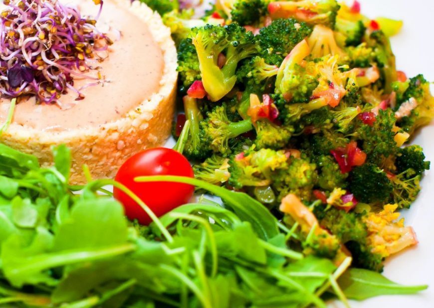 Gateste raw vegan acasa! Retete super simple pentru mic dejun, pranz si cina