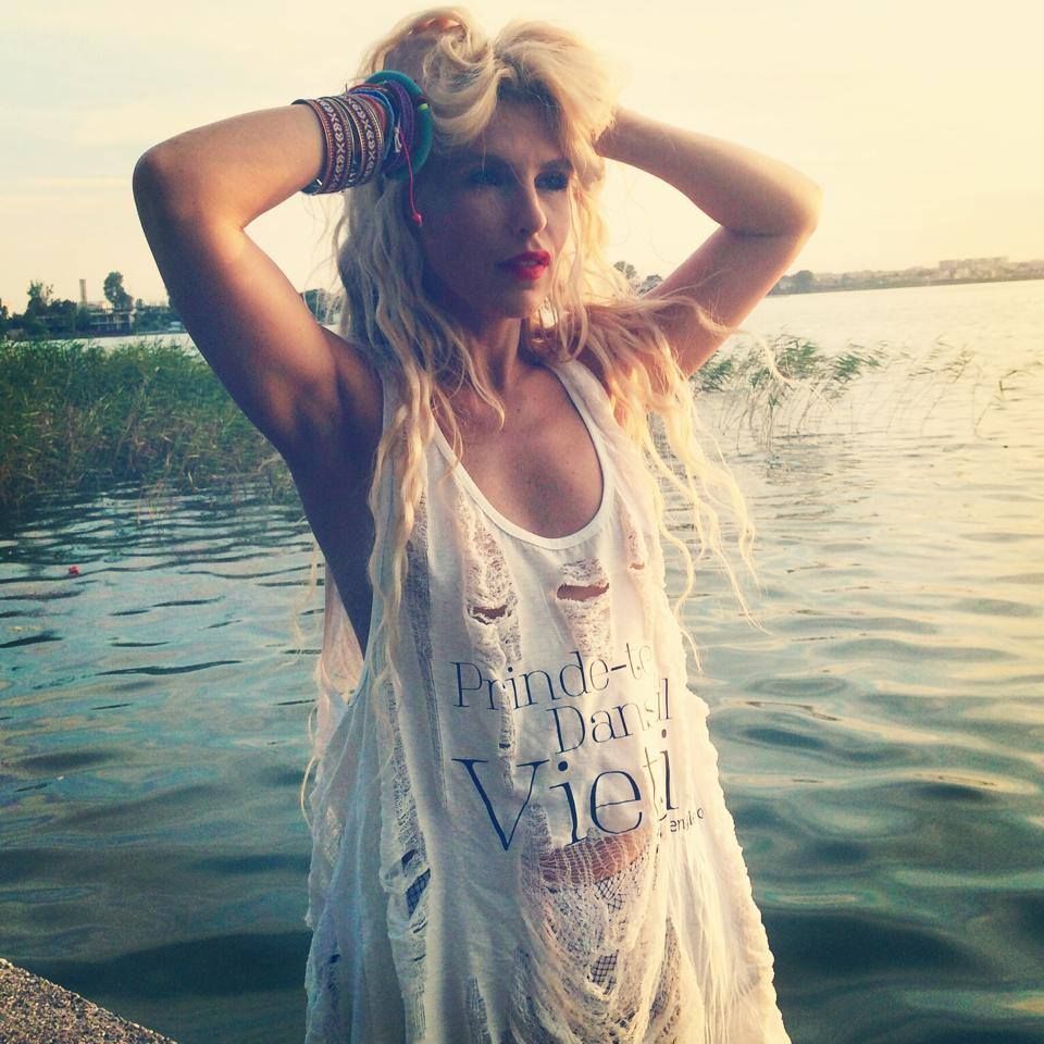 Corina, intr-un maiou cu aspect jerpelit si rupt. Ai purta asa ceva?