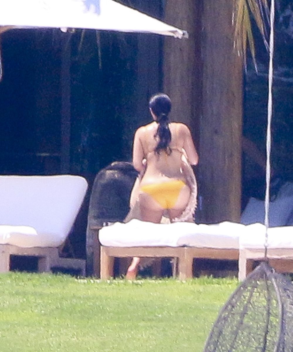 Nu a mai aparut de mult asa. Kim Kardashian asa cum vrea toata lumea sa o vada - in costum de baie, de la spate