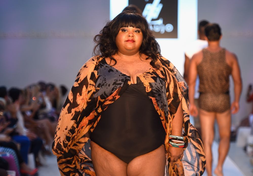 A demonstrat ca greutatea nu conteaza. Un model plus size a defilat in costum de baie la Miami Fashion Week