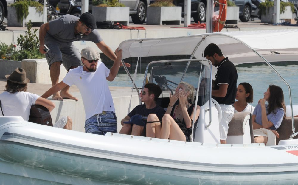 Formele perfecte care l-au cucerit pe Leonardo DiCaprio. Cum arata cea mai invidiata femeie din lume in costum de baie