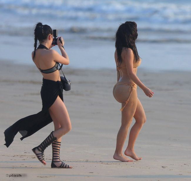 Corpul lui Kim Kardashian din toate unghiurile, in costum de baie. Cum arata cu adevarat vedeta