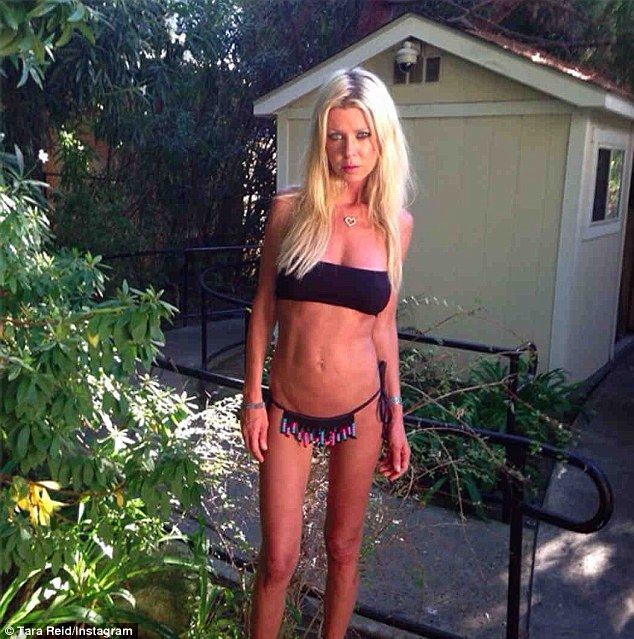 Se mandreste cu silueta scheletica pe Instagram, dar fanii sunt socati. Tara Reid, numai piele si os in costum de baie
