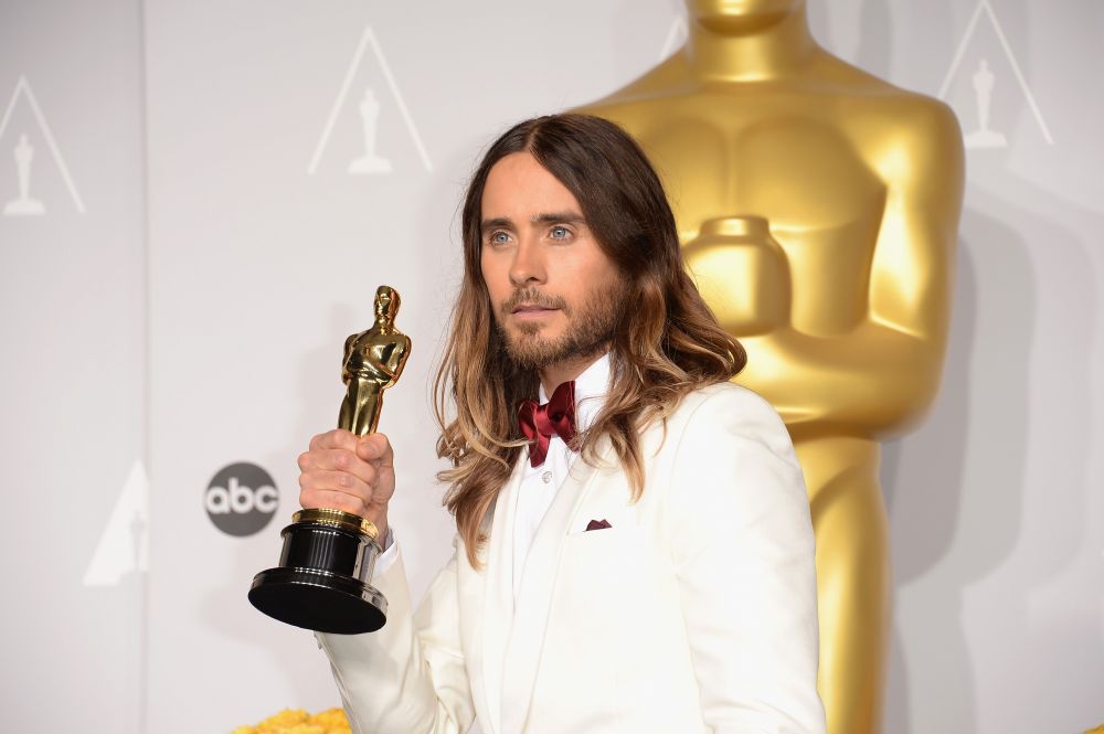 Cel mai sexy actor de la Hollywood a ajuns de nerecunoscut. Aparitia cu care Jared Leto a fost confundat cu un trecator