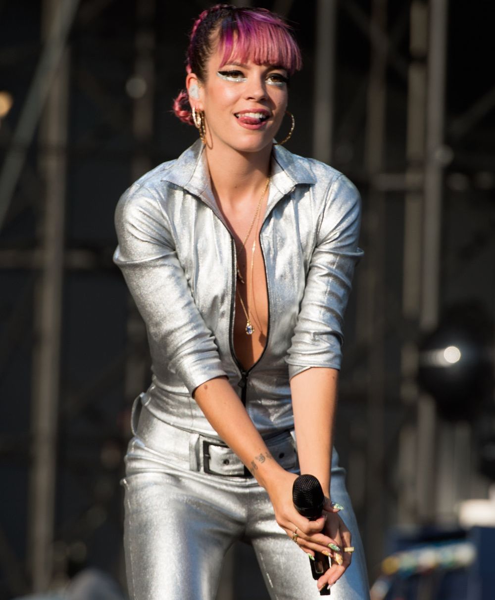 Salopeta care garanteaza un accident vestimentar. Ce a patit Lily Allen pe scena din cauza ei