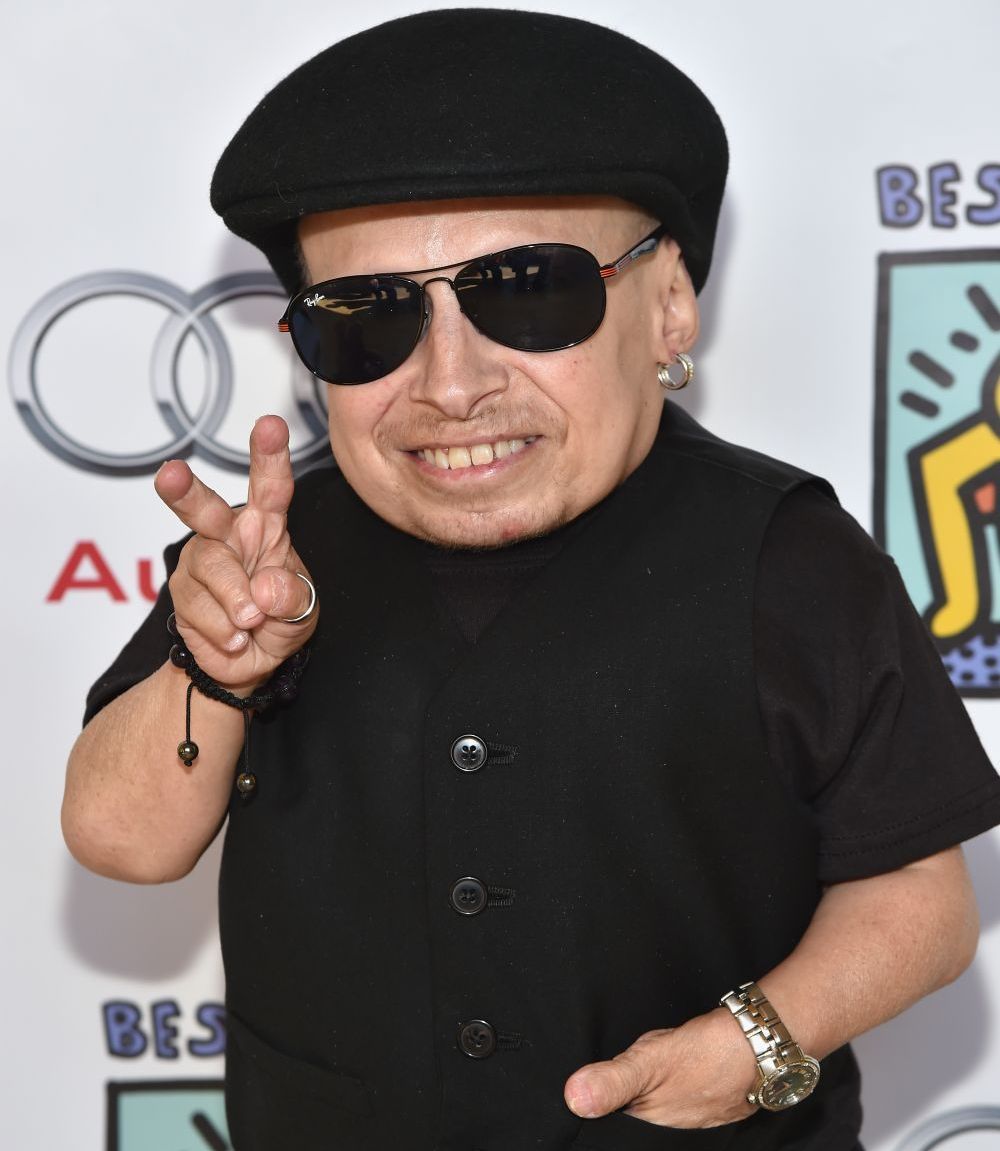Mini Me, surprins nu cu una, ci cu doua blonde. Cum arata cel mai simpatic pitic din showbiz acum