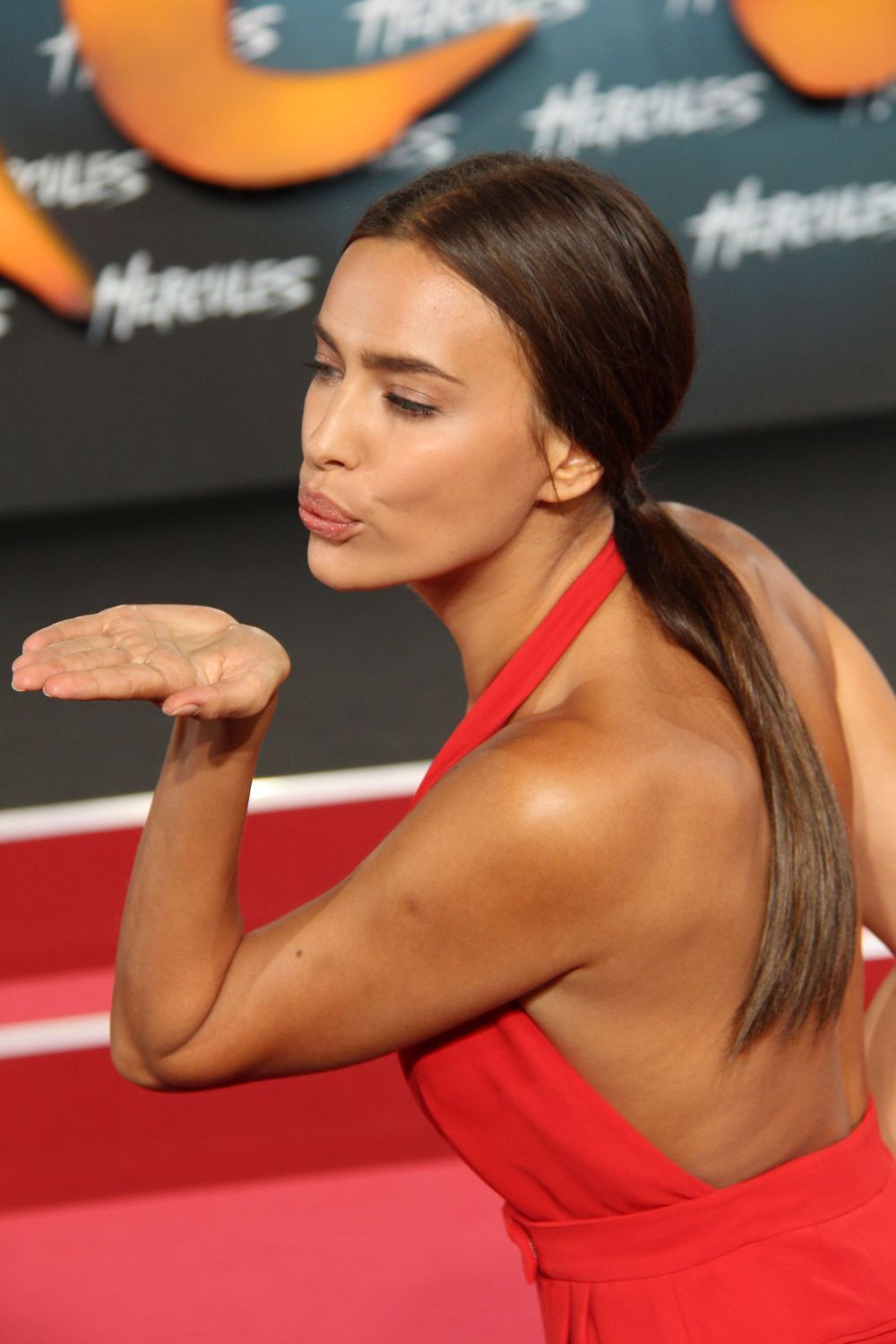 Irina Shayk isi promoveaza primul film cu un decolteu urias.Cum a reusit sa fie in centrul atentiei in ciuda rolului mic
