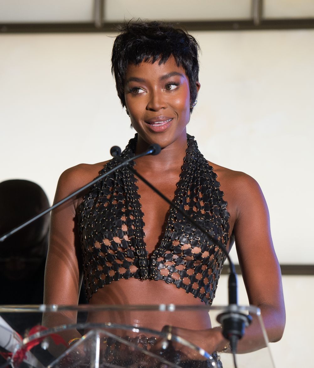 La ce trucuri apeleaza Naomi Campbell dupa ce a fost surprinsa cu chelie. Cum a aparut la New York Fashion Week