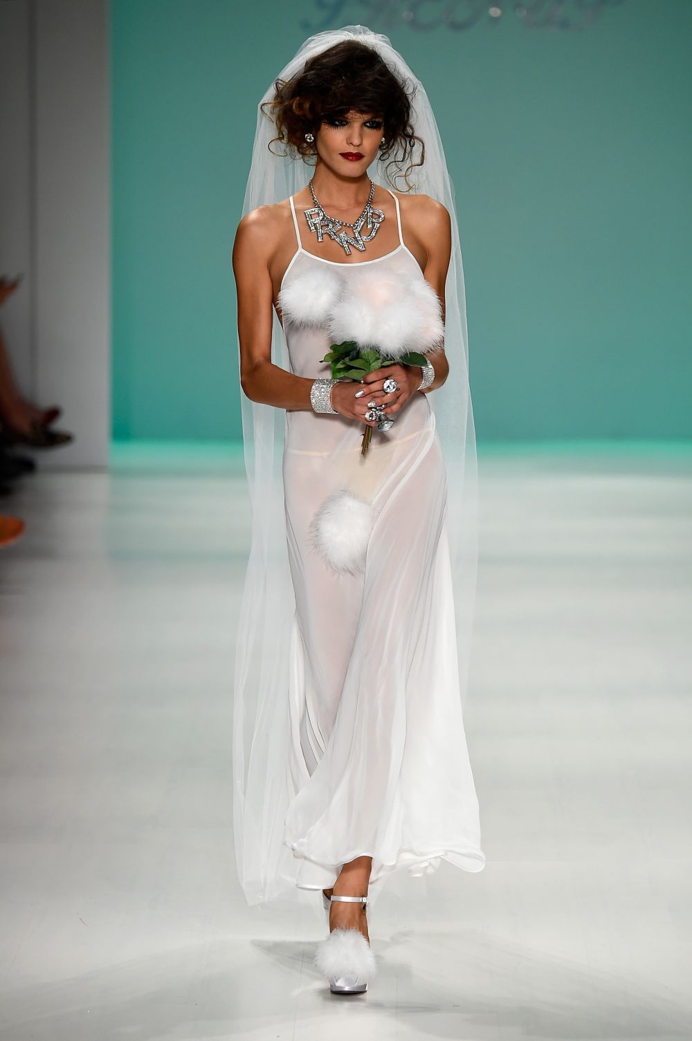 Putine mirese ar avea curaj sa poarte asa ceva. Colectia de rochii de mireasa i-a luat prin surprindere pe spectatorii de la NY Fashion Week