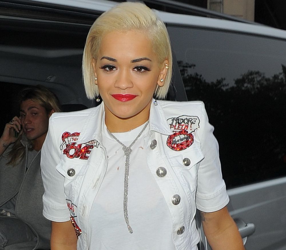 Tinuta la care nu te poti uita mai mult de cateva secunde. Ce outfit excentric a purtat Rita Ora